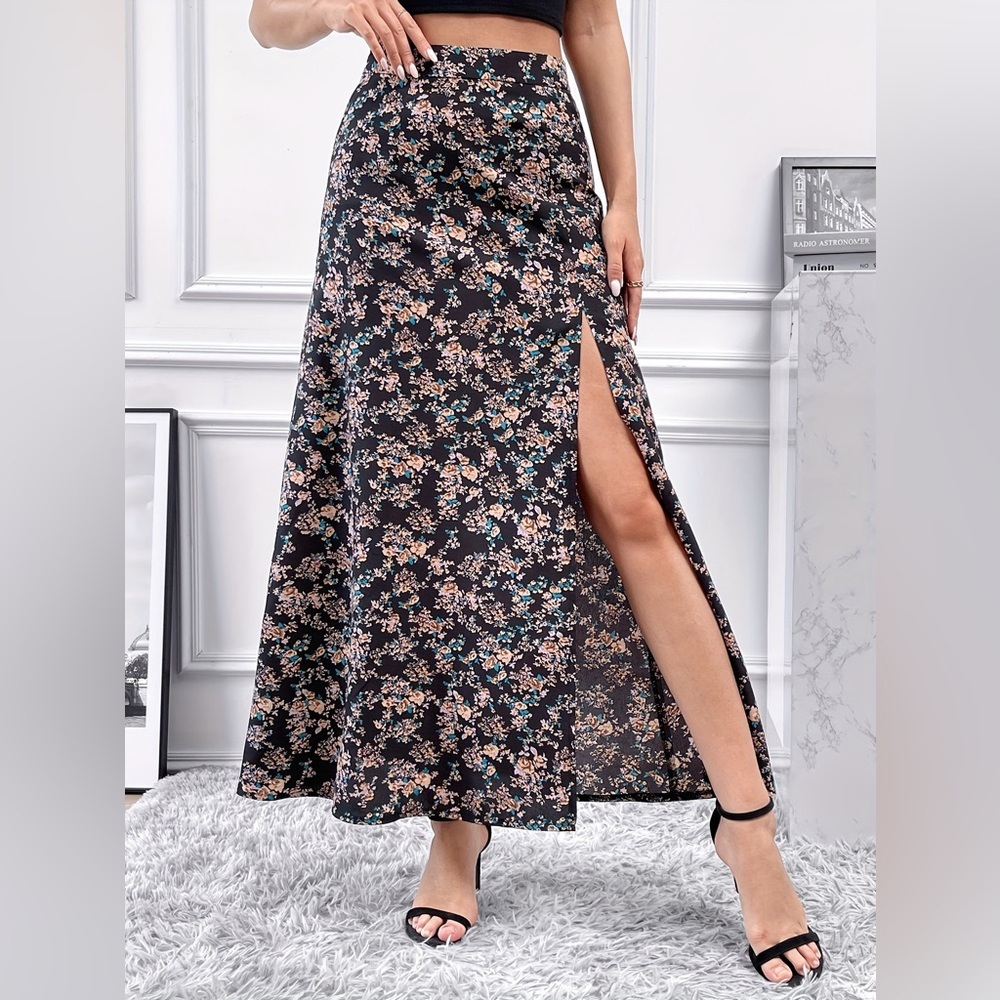 CUPSHE CHIC Floral Maxi Skirt with Slit Zipper Closure Size Large NWT